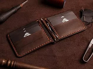 Шкіряний затиск для купюр пошитий з натуральної шкіри вміщає 7 відділів для карток та 2 таємних