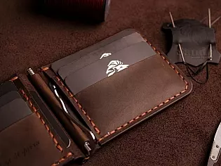 Шкіряний затиск для купюр пошитий з натуральної шкіри вміщає 7 відділів для карток та 2 таємних