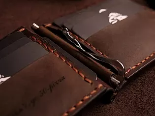 Шкіряний затиск для купюр пошитий з натуральної шкіри вміщає 7 відділів для карток та 2 таємних