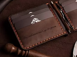 Шкіряний затиск для купюр пошитий з натуральної шкіри вміщає 7 відділів для карток та 2 таємних