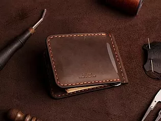 Шкіряний затиск для купюр пошитий з натуральної шкіри вміщає 7 відділів для карток та 2 таємних