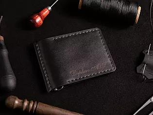 Компактний шкіряний кишеньковий затиск для купюр з двома відділами для карток пошитий вручну