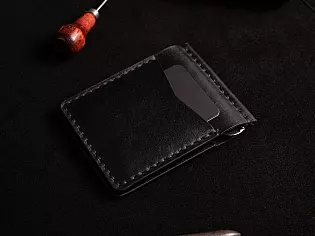 Компактний шкіряний кишеньковий затиск для купюр з двома відділами для карток пошитий вручну