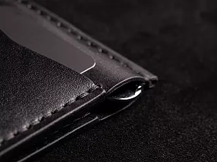 Компактний шкіряний кишеньковий затиск для купюр з двома відділами для карток пошитий вручну