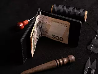 Компактний шкіряний кишеньковий затиск для купюр з двома відділами для карток пошитий вручну