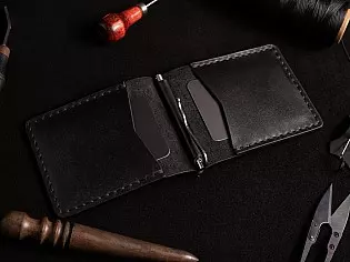 Компактний шкіряний кишеньковий затиск для купюр з двома відділами для карток пошитий вручну