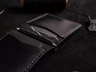 Компактний шкіряний кишеньковий затиск для купюр з двома відділами для карток пошитий вручну