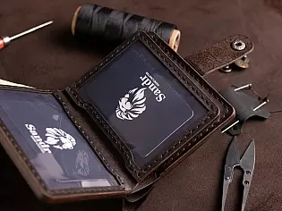 Шкіряний гаманець 6 відділів для карток, 2 прозорих, 2 таємних та зовнішня кишеня для монет на замочку