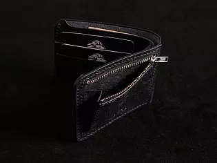 Шкіряний чоловічий гаманець 4 відділи для карток та зовнішня кишенька для монет