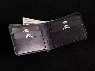 Шкіряний чоловічий гаманець 4 відділи для карток та зовнішня кишенька для монет