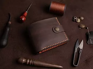 Пошитий вручну шкіряний гаманець вміщає 3 відділи для карток та кишеньку для монет із кнопкою