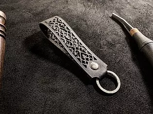 Шкіряний брелок з вирізаним орнаментом