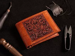 Шкіряний гаманець із тисненням орнаменту