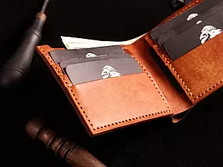 Шкіряний гаманець із тисненням орнаменту