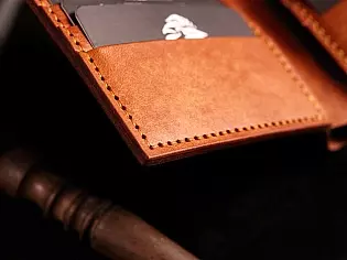 Шкіряний гаманець із тисненням орнаменту