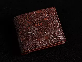 Шкіряний гаманець з тисненнями вікінга на лицевій стороні, вовка на тильній та кожна деталь виробу всередині з тисненням кельтської орнаментики