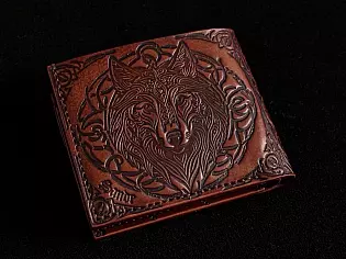 Шкіряний гаманець з тисненнями вікінга на лицевій стороні, вовка на тильній та кожна деталь виробу всередині з тисненням кельтської орнаментики