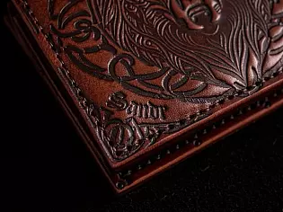 Шкіряний гаманець з тисненнями вікінга на лицевій стороні, вовка на тильній та кожна деталь виробу всередині з тисненням кельтської орнаментики