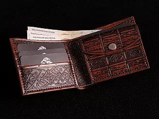 Шкіряний гаманець з тисненнями вікінга на лицевій стороні, вовка на тильній та кожна деталь виробу всередині з тисненням кельтської орнаментики