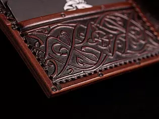 Шкіряний гаманець з тисненнями вікінга на лицевій стороні, вовка на тильній та кожна деталь виробу всередині з тисненням кельтської орнаментики