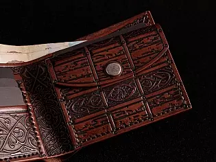 Шкіряний гаманець з тисненнями вікінга на лицевій стороні, вовка на тильній та кожна деталь виробу всередині з тисненням кельтської орнаментики