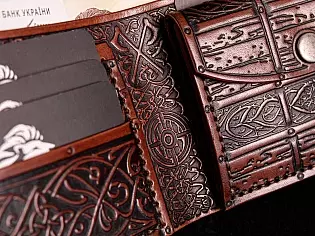 Шкіряний гаманець з тисненнями вікінга на лицевій стороні, вовка на тильній та кожна деталь виробу всередині з тисненням кельтської орнаментики