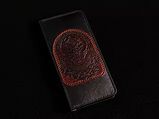 Шкіряний гаманець на рівну купюру з нашивкою на якій тиснення дракона