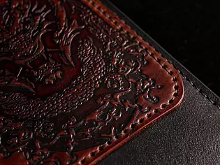 Шкіряний гаманець на рівну купюру з нашивкою на якій тиснення дракона