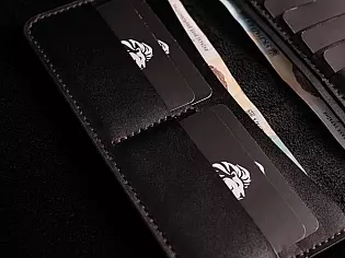 Шкіряний гаманець на рівну купюру з нашивкою на якій тиснення дракона