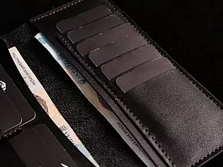 Шкіряний гаманець на рівну купюру з нашивкою на якій тиснення дракона