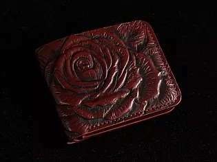 Шкіряний жіночий гаманець з тисненням квітки на передній частині виробу