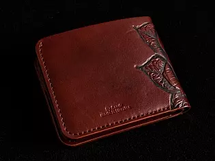 Шкіряний жіночий гаманець з тисненням квітки на передній частині виробу