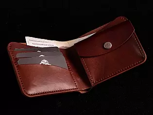 Шкіряний жіночий гаманець з тисненням квітки на передній частині виробу