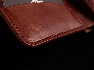 Шкіряний жіночий гаманець з тисненням квітки на передній частині виробу