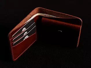 Шкіряний жіночий гаманець з тисненням квітки на передній частині виробу