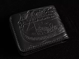 Чоловічий шкіряний гаманець із тиснення на всю лицеву "Вікінг повертається з походу" з відділом для карток та монет