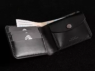 Чоловічий шкіряний гаманець із тиснення на всю лицеву "Вікінг повертається з походу" з відділом для карток та монет