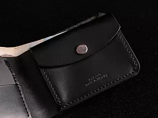 Чоловічий шкіряний гаманець із тиснення на всю лицеву "Вікінг повертається з походу" з відділом для карток та монет