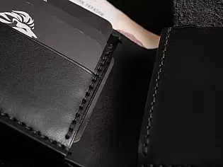 Чоловічий шкіряний гаманець із тиснення на всю лицеву "Вікінг повертається з походу" з відділом для карток та монет