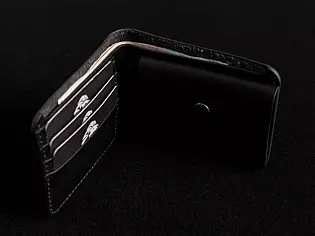 Чоловічий шкіряний гаманець із тиснення на всю лицеву "Вікінг повертається з походу" з відділом для карток та монет