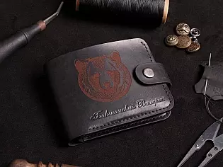 Шкіряний гаманець вміщає 6 відділів для карт, пошитий вручну з преміальних матеріалів