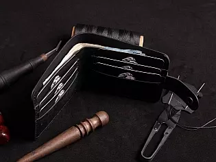 Шкіряний гаманець вміщає 6 відділів для карт, пошитий вручну з преміальних матеріалів