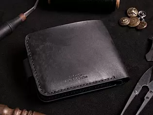 Шкіряний гаманець вміщає 6 відділів для карт, пошитий вручну з преміальних матеріалів