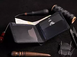 Шкіряний чоловічий гаманець з чотирма відділами для карт та зовнішній відділ для монет на замочку