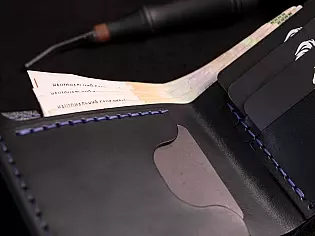 Шкіряний чоловічий гаманець з чотирма відділами для карт та зовнішній відділ для монет на замочку