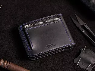 Шкіряний чоловічий гаманець з чотирма відділами для карт та зовнішній відділ для монет на замочку