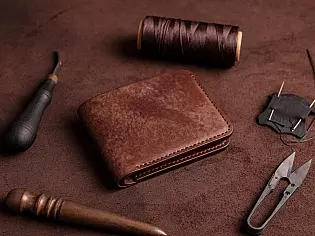 Шкіряний гаманець з прозорим відділом для ID паспорта або водійського посвідчення, три карти та дві таємні кишені