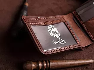 Шкіряний гаманець з прозорим відділом для ID паспорта або водійського посвідчення, три карти та дві таємні кишені