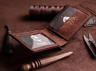 Шкіряний гаманець з прозорим відділом для ID паспорта або водійського посвідчення, три карти та дві таємні кишені