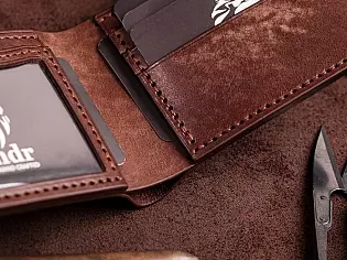 Шкіряний гаманець з прозорим відділом для ID паспорта або водійського посвідчення, три карти та дві таємні кишені